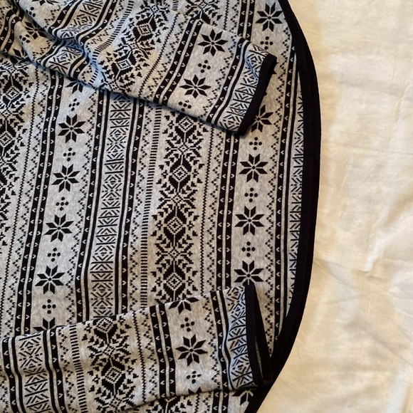 Talbots M blk/grey top.  It will fit a large, but tighter. - Picture 10 of 11